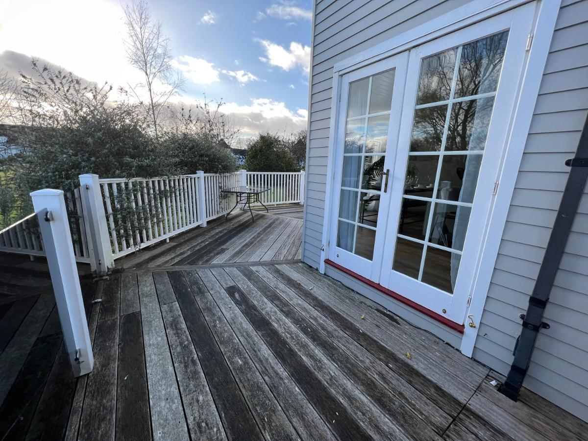 Barnsley, Turret House Windrush Lake South Cerney Exterior photo