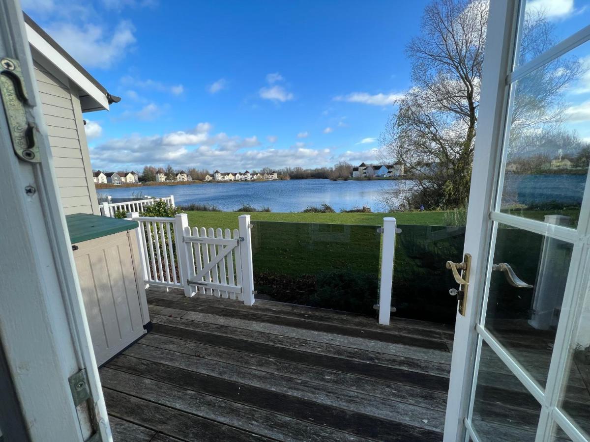 Barnsley, Turret House Windrush Lake South Cerney Exterior photo